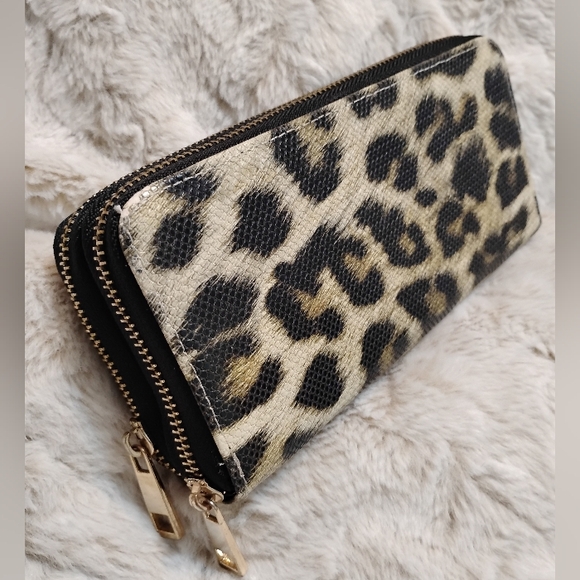 NWOT💕Leopard 🐆 Print Double Zip Wristlet Wallet By Imoshion! - Picture 6 of 6